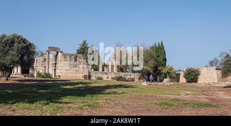 Panorama delle pietre di basalto del Talmud era bar l'am sinagoga in un parco impostazione nella Galilea superiore in Israele Foto Stock