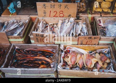 Hong Kong Cina - Novembre 2019: pesce, pollo e carne per la vendita sul mercato di strada store in Hong Kong Foto Stock