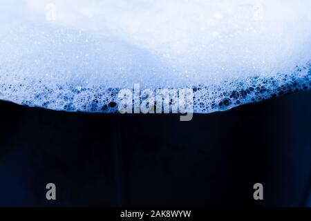 Bolle bianche di schiuma doccia di lavaggio Foto Stock