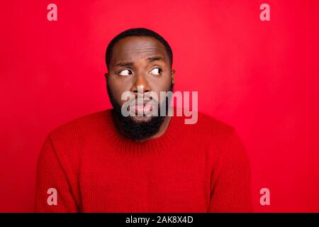 Close-up ritratto della sua egli bella attraente incerta sicuri spaventata barbuto guy fobia scary informazioni isolate su bright vivid brillare rosso Foto Stock