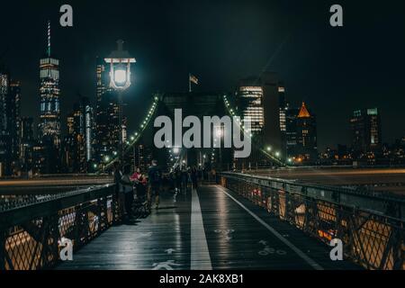 Il Ponte di Brooklyn a notte, New York Foto Stock