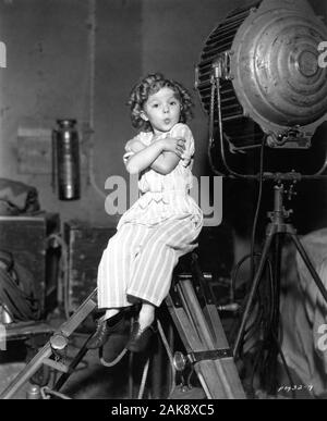 Stella di bambino Shirley Temple sul set candida durante le riprese di ora e sempre 1934 direttore Henry Hathaway Paramount Pictures Foto Stock