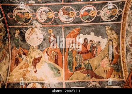 Canyon Martvili, Georgia - 15 Settembre 2017: affreschi medioevali nel monastero di Gelati. Foto Stock