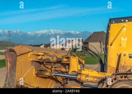 Bulldozer giallo con vista ravvicinata del meccanismo sul retro della lama Foto Stock