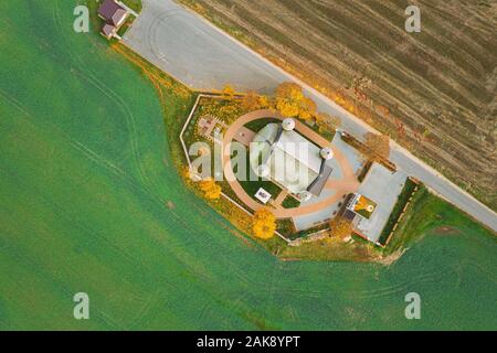 Synkavichy, Zelva Distretto, Provincia di Hrodna, Bielorussia. Antenna Bird's-eye chiesa di San Michele Arcangelo. Chiesa ortodossa orientale. Bielorusso Goth Foto Stock