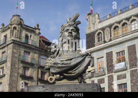 Statua, Cuauhtemoc, Zocalo, Mexiko Stadt, Mexiko Foto Stock