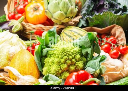 Rifiuti Zero shopping. Varietà di coloratissimi verdura biologica, cavolo Pomodori Cipolle Funghi squash peperoni aglio. Sfondo sano vicino, il fuoco selettivo Foto Stock