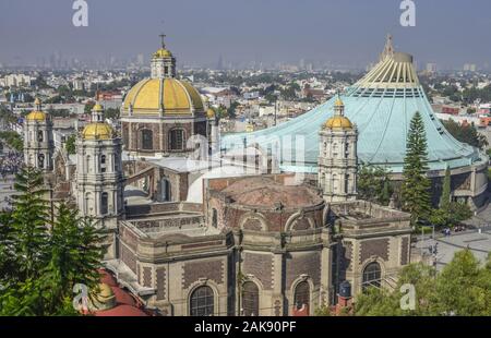 Alte und neue Basilika Maria de Guadalupe, Mexiko Stadt, Mexiko Foto Stock