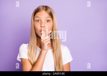 Close up foto di carino stupiti scioccato kid mettere il dito indice in prossimità delle labbra dire tenere segreto è notizie riservate non condivide lo stile di usura vestito stile di vita Foto Stock