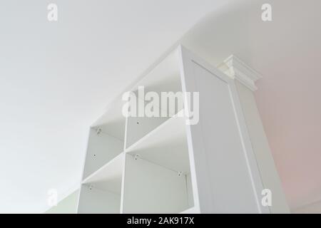 Installazione di mobili, cabinet bianco all'interno della casa Foto Stock