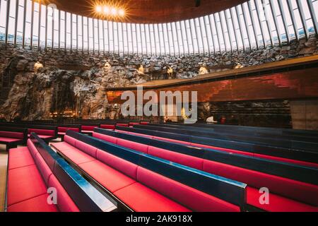 Helsinki, Finlandia - 7 Dicembre 2016: interno della Comunità Luterana Chiesa Temppeliaukio conosciuto anche come Chiesa di roccia e chiesa rupestre. Foto Stock