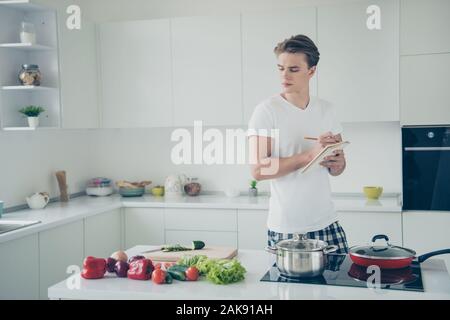 Ritratto Giovane Stressato Infelice Uomo Asiatico Con Grembiule Cappello  Chef - Foto Stock: Foto, Immagini © pratoomrat 650129756