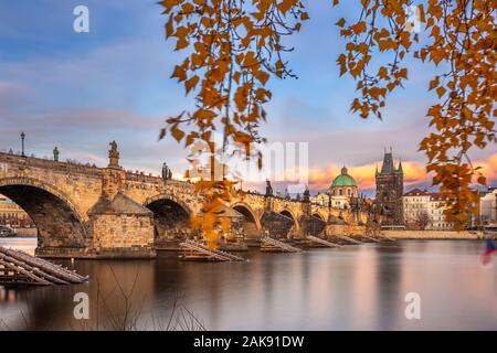 Praga, Repubblica Ceca - una lunga esposizione shot del famoso Ponte Carlo (Karluv most) e San Francesco di Assisi chiesa in un pomeriggio autunnale con Cz Foto Stock