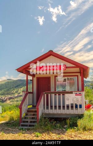 Costruzione in legno per la pattuglia di sci in Park City Utah mountain resort in bassa stagione Foto Stock