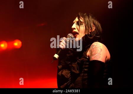 Milano Italia 07/06/2005 , concerto dal vivo al Mazda Palace : Marilyn Manson durante il concerto Foto Stock