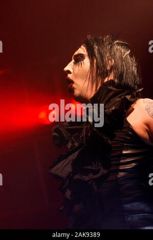 Milano Italia 07/06/2005 , concerto dal vivo al Mazda Palace : Marilyn Manson durante il concerto Foto Stock