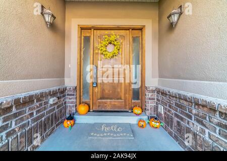 Decorazioni di Halloween presso la porta di una casa Foto Stock