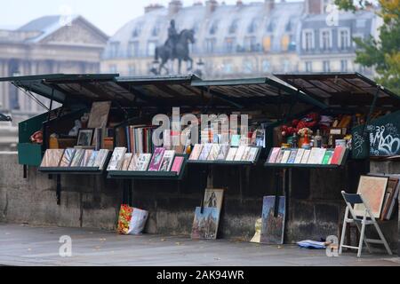 Famoso libraio scatole lungo la Senna a Parigi Foto Stock