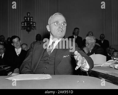 Foto d'epoca del Missouri Senator - e futuro presidente - Harry S Truman intervenendo a un incontro presso il Campidoglio di Washington DC. Foto di Harris & Ewing ha preso il 14 ottobre 1938. Truman (1884 - 1972) più tardi sarebbe diventato il trentatreesimo Presidente degli Stati Uniti (1945 - 1953). Foto Stock