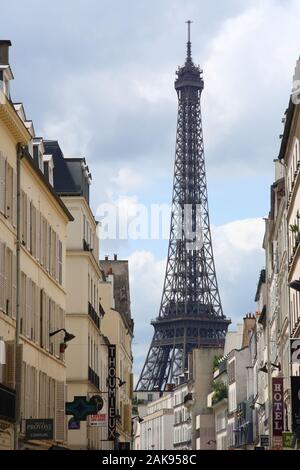 Alloggiamento costosi vicino alla Torre Eiffel a Parigi Foto Stock