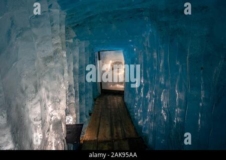 Grotta di ghiaccio all'interno del ghiacciaio del Rodano in Svizzera Foto Stock