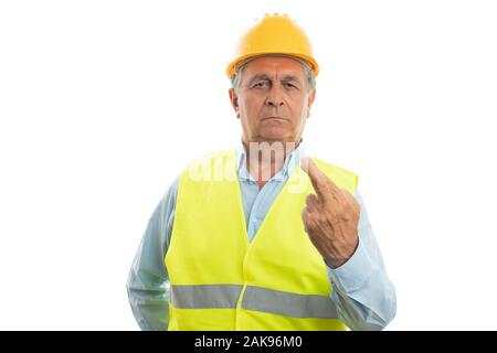 Vecchio generatore maschio con gravi sconvolto l'espressione tenendo le dita incrociate come sfortuna gesto isolato su sfondo bianco Foto Stock