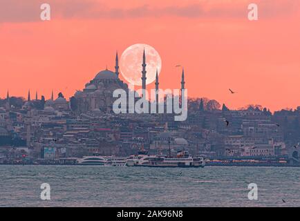 Tramonto sulla moschea e mare ad Istanbul in Turchia Foto Stock