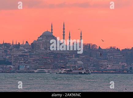 Tramonto sulla moschea e mare ad Istanbul in Turchia Foto Stock