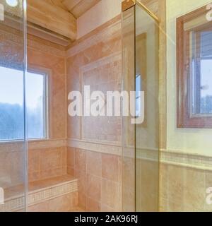 Square spazioso bagno in toni di grigio con pavimenti riscaldati e doccia walk-in Foto Stock