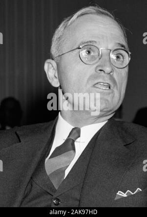 Foto d'epoca del Missouri Senator - e futuro presidente - Harry S Truman intervenendo a un incontro presso il Campidoglio di Washington DC. Foto di Harris & Ewing ha preso il 14 ottobre 1938. Truman (1884 - 1972) più tardi sarebbe diventato il trentatreesimo Presidente degli Stati Uniti (1945 - 1953). Foto Stock