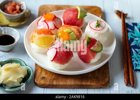 Temari palline di sushi con salmone, tonno e verdure Foto Stock