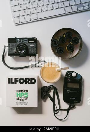 Film attrezzatura fotografica su una scrivania Foto Stock