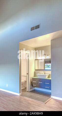Telaio verticale a due piani con camera da letto padronale con pavimenti in legno e bagno Foto Stock