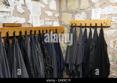 Meteora, Grecia - 19 DIC 2019: gonne lunghe per le donne i visitatori nel monastero di St Stephen, Meteora, Sito Patrimonio Mondiale dell'UNESCO. Le donne hanno bisogno di usura Foto Stock