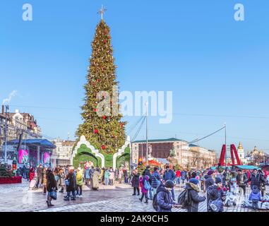 Kiev, Ucraina - 3 Gennaio 2020: albero di Natale installati sulla piazza di Sofia. Foto Stock