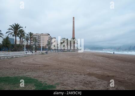 Spiaggia Misericordia - camino Monica´s (Playa de la misericordia y chimenea Mónica). Málaga, Spagna. Foto Stock