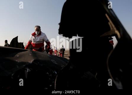 Tehran, Iran. Gen 8, 2020. Il lavoro dei soccorritori all'aria sito del crash di un Boeing 737 ucraino piano passeggero nel quartiere Parand, sud di Tehran, Iran, il 8 gennaio, 2020. Tutti i passeggeri e i membri dell'equipaggio a bordo del Boeing 737 ucraino piano passeggero che si schiantò vicino a Tehran Imam Khomeini International Airport (IKA) mercoledì mattina sono morti accertati, ufficiale Repubblica Islamica News Agency (IRNA) segnalati. Credito: Ahmad Halabisaz/Xinhua/Alamy Live News Foto Stock