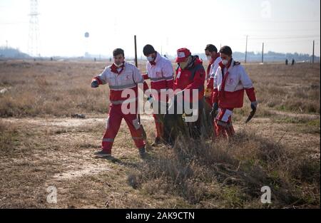 Tehran, Iran. Gen 8, 2020. Il lavoro dei soccorritori all'aria sito del crash di un Boeing 737 ucraino piano passeggero nel quartiere Parand, sud di Tehran, Iran, il 8 gennaio, 2020. Tutti i passeggeri e i membri dell'equipaggio a bordo del Boeing 737 ucraino piano passeggero che si schiantò vicino a Tehran Imam Khomeini International Airport (IKA) mercoledì mattina sono morti accertati, ufficiale Repubblica Islamica News Agency (IRNA) segnalati. Credito: Ahmad Halabisaz/Xinhua/Alamy Live News Foto Stock