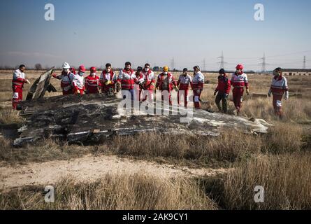 Tehran, Iran. Gen 8, 2020. Il lavoro dei soccorritori all'aria sito del crash di un Boeing 737 ucraino piano passeggero nel quartiere Parand, sud di Tehran, Iran, il 8 gennaio, 2020. Tutti i passeggeri e i membri dell'equipaggio a bordo del Boeing 737 ucraino piano passeggero che si schiantò vicino a Tehran Imam Khomeini International Airport (IKA) mercoledì mattina sono morti accertati, ufficiale Repubblica Islamica News Agency (IRNA) segnalati. Credito: Ahmad Halabisaz/Xinhua/Alamy Live News Foto Stock