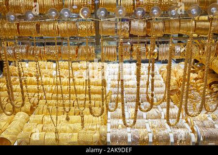 Oro finestra di mercato con gioielli, collane, bracciali e accessori di lusso Foto Stock