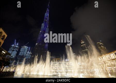 DUBAI, Emirati Arabi Uniti - 21 novembre 2019: Burj Khalifa grattacielo illuminato in blu e la Fontana Visualizza nella parte anteriore del Dubai Mall di notte Foto Stock