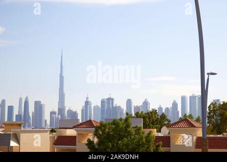 Il Burj Khalifa grattacielo, skyline di Dubai e case residenziali in una giornata di sole in Emirati Arabi Uniti Foto Stock