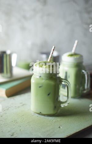 In casa iced matcha latte Tè con latte. Foto Stock
