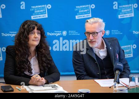 Erfurt, Germania. 08 gen, 2020. Benjamin-Immanuel Hoff (Die Linke), Ministro dell'Agricoltura del Land di Turingia e Petra Enders (Die Linke), distretto di Amministratore del distretto di Ilm, fornire informazioni su Turingia's aspetto a livello internazionale la Settimana verde 2020 a Berlino. Dal 17 al 26 gennaio 2020, il distretto di Ilm costituirà il focus regionale del Land di Turingia è comparsa al mondo la più grande fiera alimentare. Credito: Michael Reichel/dpa-Zentralbild/dpa/Alamy Live News Foto Stock