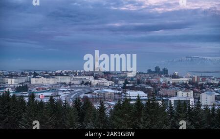 Reykjavik Islanda in inverno con neve,una vista dall'alto del Perlan (inglese: La Perla) un prominente punto di riferimento nella capitale islandese Foto Stock