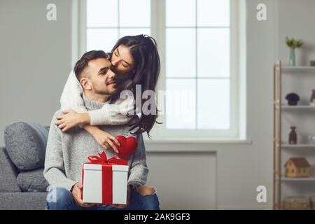 Il giorno di San Valentino. Giovane dona cuore per il giorno di San Valentino in camera. Foto Stock