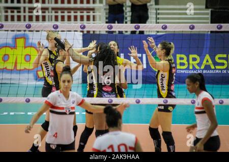 Barueri, Brasile. 07Th gen, 2020. La notte del martedì (07) Sao Paulo Barueri team riceve la Dentil Praia Grande team di José Corrêa Gymnasium di Barueri/SP. Partita valevole per donne Vollllball Super League, stagione 19/20. Credito: Vinicius Nunes/FotoArena/Alamy Live News Foto Stock