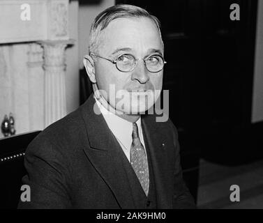 Vintage foto ritratto del Missouri Senator - e futuro presidente - Harry S Truman. Foto circa 1935 da Harris & Ewing. Truman (1884 - 1972) più tardi sarebbe diventato il trentatreesimo Presidente degli Stati Uniti (1945 - 1953). Foto Stock