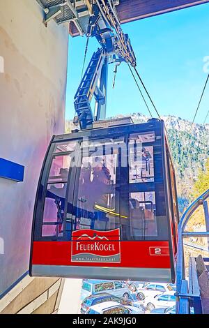 EBENSEE, Austria - 24 febbraio 2019: Il moderno aria colorati tram della funivia Feuerkogel arrivati alla stazione inferiore, il 24 febbraio in Ebensee Foto Stock