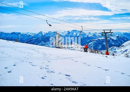 La Scenic inverno paesaggio alpino con il pulsante ski lift e bellissimo prato nevoso sul primo piano, Feuerkogel Mountain, Ebensee, Salzkammergut, Austr Foto Stock